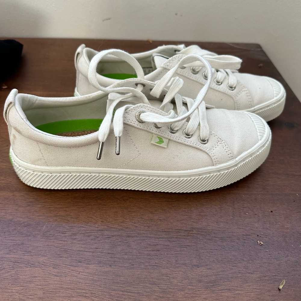 Cariuma White Sneakers Sleek Minimalist Design OCA Low